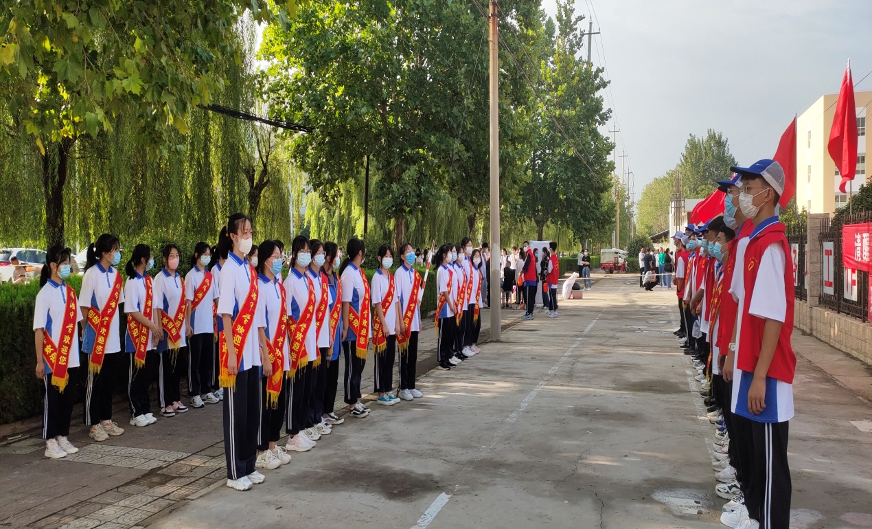 风中人一家人   风中人一个人 -----风陵渡中学90名青年志愿者为新生入学温情护航(图1)