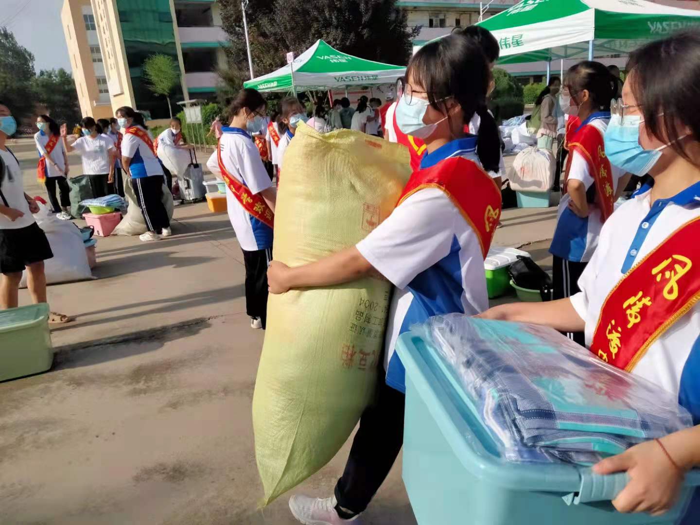 风中人一家人   风中人一个人 -----风陵渡中学90名青年志愿者为新生入学温情护航(图4)