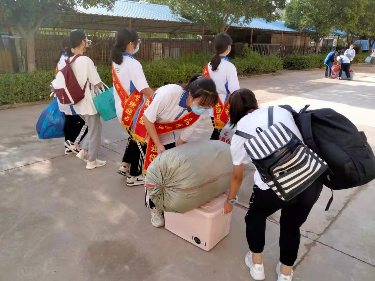 风中人一家人   风中人一个人 -----风陵渡中学90名青年志愿者为新生入学温情护航(图5)